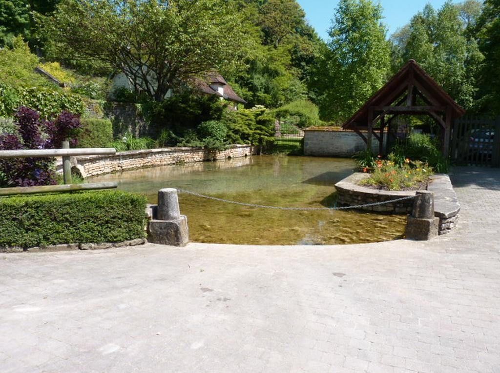 Le Gite Du Petit Lavoir Beze Bilik gambar